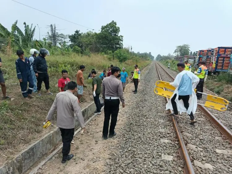 LOKASI KEJADIAN -- Personel kepolisian melakukan olah TKP,  dimana seorang pria berinisial IY (26), warga Dusun Trimulyo, Kelurahan Karyamulyasari, Kecamatan Candipuro, Kabupaten Lampung Selatan, meninggal dunia setelah tertabrak kereta api di perlintasan kereta api Bogeg, Kecamatan Cipocok Jaya, Kota Serang, Kamis (17/9/2026). (ISTIMEWA)