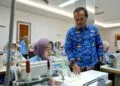 PELATIHAN -- Sebanyak 32 warga mengikuti Pelatihan Menjahit Garmen atau proses menjahit pakaian secara industri, massal dengan standar pabrik yang digelar Dinas Tenaga Kerja dan Transmigrasi (Disnakertrans) Kabupaten Serang.  (ISTIMEWA)