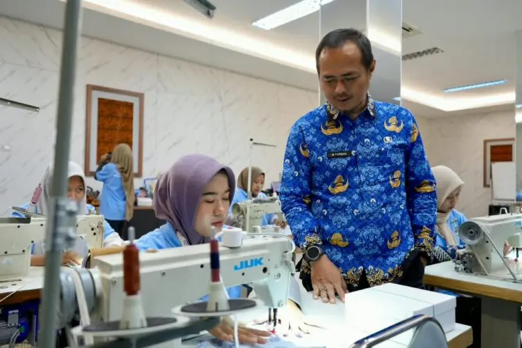 PELATIHAN -- Sebanyak 32 warga mengikuti Pelatihan Menjahit Garmen atau proses menjahit pakaian secara industri, massal dengan standar pabrik yang digelar Dinas Tenaga Kerja dan Transmigrasi (Disnakertrans) Kabupaten Serang.  (ISTIMEWA)