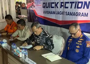 EVALUASI PENCARIAN : Gubernur Banten Andra Soni (tiga dari kanan), mengikuti rapat evaluasi hari terakhir pencarian rombongan jurnalis yang hilang di Perairan Selat Sunda. (ISTIMEWA)