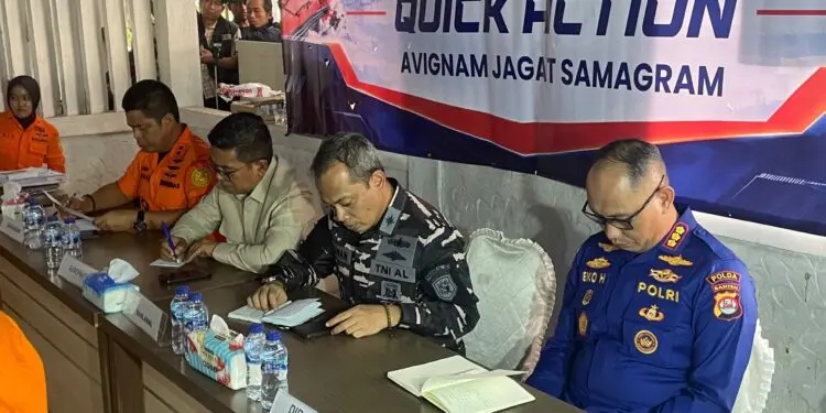 EVALUASI PENCARIAN : Gubernur Banten Andra Soni (tiga dari kanan), mengikuti rapat evaluasi hari terakhir pencarian rombongan jurnalis yang hilang di Perairan Selat Sunda. (ISTIMEWA)