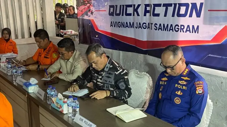 EVALUASI PENCARIAN : Gubernur Banten Andra Soni (tiga dari kanan), mengikuti rapat evaluasi hari terakhir pencarian rombongan jurnalis yang hilang di Perairan Selat Sunda. (ISTIMEWA)