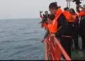 TABUR BUNGA : Salah satu keluarga jurnalis yang hilang di perairan Selat Sunda, melakukan tabur bunga. (ISTIMEWA)