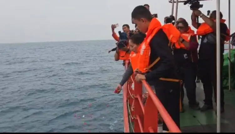 TABUR BUNGA : Salah satu keluarga jurnalis yang hilang di perairan Selat Sunda, melakukan tabur bunga. (ISTIMEWA)