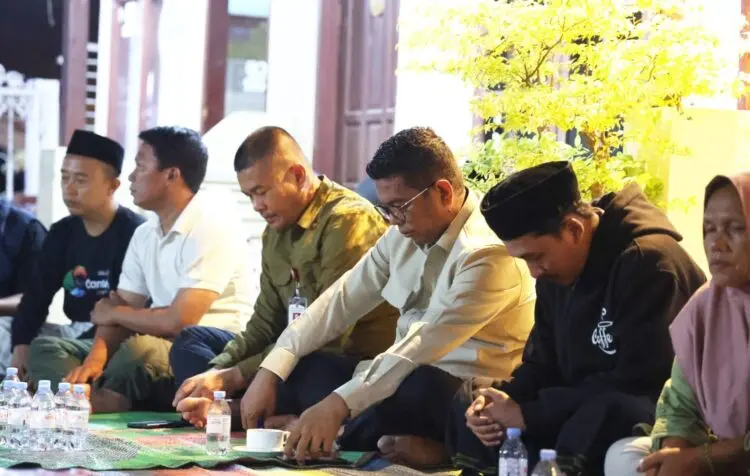 DOA BERSAMA : Gubernur Banten melakukan doa bersama delapan keluarga jurnalis yang hilang di perairan Selat Sunda dan belum ditemukan. (ISTIMEWA)