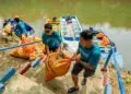 BERSIHKAN SUNGAI: JHL Group bersama Banksasuci melakukan aksi Cisadane River Clean-Up di Sungai Cisadane, Tangerang, Sabtu (19/9/2026), dalam rangka memperingati World Cleanup Day 20 September 2026. Sampah yang dikumpulkan dipilah dan ditimbang sebelum dikelola lebih lanjut. (ISTIMEWA)