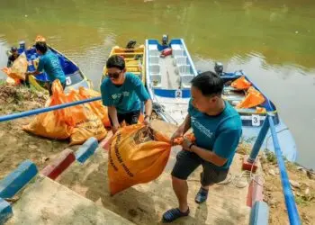 BERSIHKAN SUNGAI: JHL Group bersama Banksasuci melakukan aksi Cisadane River Clean-Up di Sungai Cisadane, Tangerang, Sabtu (19/9/2026), dalam rangka memperingati World Cleanup Day 20 September 2026. Sampah yang dikumpulkan dipilah dan ditimbang sebelum dikelola lebih lanjut. (ISTIMEWA)