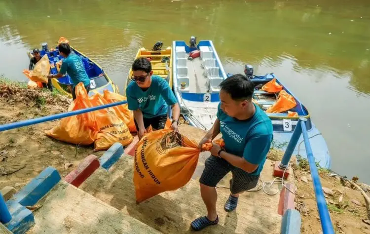 BERSIHKAN SUNGAI: JHL Group bersama Banksasuci melakukan aksi Cisadane River Clean-Up di Sungai Cisadane, Tangerang, Sabtu (19/9/2026), dalam rangka memperingati World Cleanup Day 20 September 2026. Sampah yang dikumpulkan dipilah dan ditimbang sebelum dikelola lebih lanjut. (ISTIMEWA)
