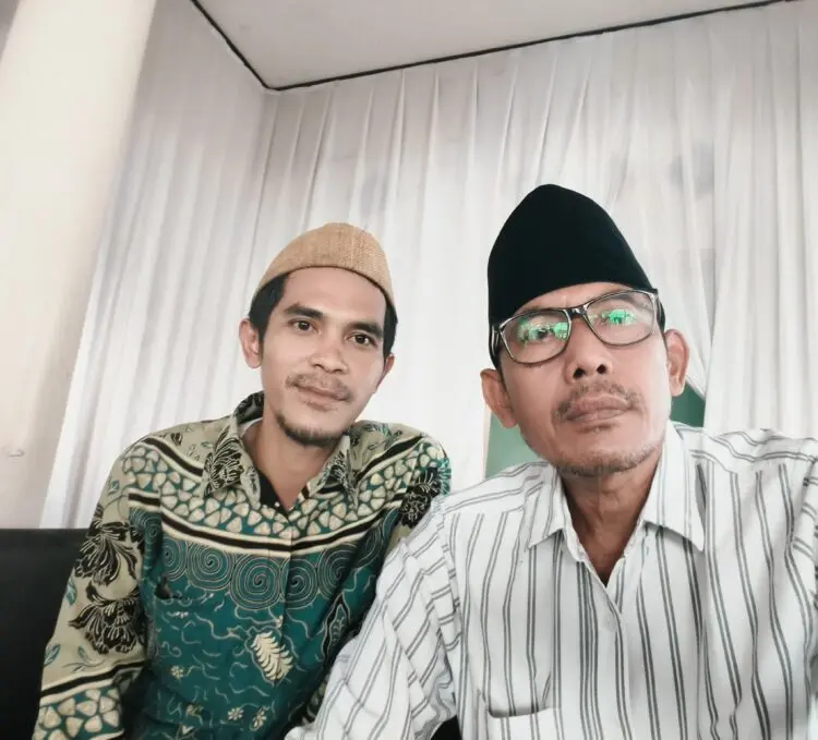 Anggota Fraksi PPP DPRD Kabupaten Pandeglang, E. Supriadi (kanan), bersama rekannya. (ISTIMEWA)