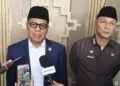 MENYAMPAIKAN KETERANGAN : Ketua DPRD Banten Fahmi Hakim, didampingi Sekda Banten Deden Apriandhi, menyampaikan keterangan kepada wartawan. (ISTIMEWA)