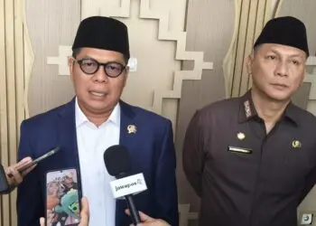 MENYAMPAIKAN KETERANGAN : Ketua DPRD Banten Fahmi Hakim, didampingi Sekda Banten Deden Apriandhi, menyampaikan keterangan kepada wartawan. (ISTIMEWA)
