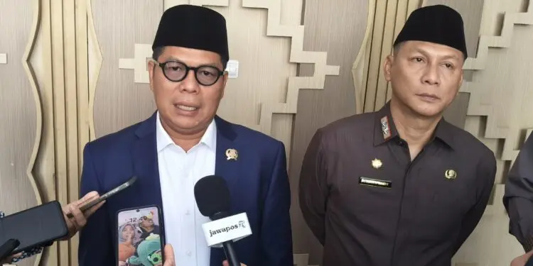 MENYAMPAIKAN KETERANGAN : Ketua DPRD Banten Fahmi Hakim, didampingi Sekda Banten Deden Apriandhi, menyampaikan keterangan kepada wartawan. (ISTIMEWA)