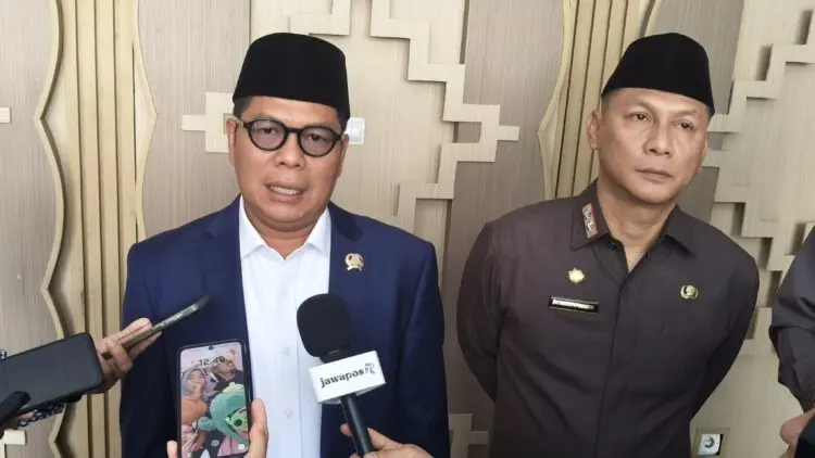 MENYAMPAIKAN KETERANGAN : Ketua DPRD Banten Fahmi Hakim, didampingi Sekda Banten Deden Apriandhi, menyampaikan keterangan kepada wartawan. (ISTIMEWA)