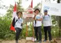 KIBARKAN BENDERA -- Jajaran Pemerintah Kabupaten (Pemkab) Serang, menyelenggarakan Rangkaian Peringatan 500 Tahun Kabupaten Serang yang akan jatuh pada 8 Oktober 2026. Guna Melangkah Bersama Menuju Serang Bahagia, Bendera Merah Putih dan Bendera 500 Tahun Kabupaten Serang, dikibarkan di Puncak Gunung Prakasak, Ciomas. (ISTIMEWA)