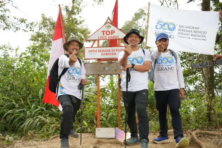 KIBARKAN BENDERA -- Jajaran Pemerintah Kabupaten (Pemkab) Serang, menyelenggarakan Rangkaian Peringatan 500 Tahun Kabupaten Serang yang akan jatuh pada 8 Oktober 2026. Guna Melangkah Bersama Menuju Serang Bahagia, Bendera Merah Putih dan Bendera 500 Tahun Kabupaten Serang, dikibarkan di Puncak Gunung Prakasak, Ciomas. (ISTIMEWA)