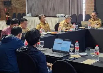 PEMBAHASAN PERUBAHAN RTRW -- Dinas Pekerjaan Umum dan Penataan Ruang (PUPR) Kabupaten Serang, melakukan kajian revisi Rencana Tata Ruang Wilayah (RTRW) Kabupaten Serang, bersama konsultan dan sejumlah Organisasi Perangkat Daerah (OPD) di lingkungan Pemkab Serang serta Pemerintah Provinsi (Pemprov) Banten. (ISTIMEWA)