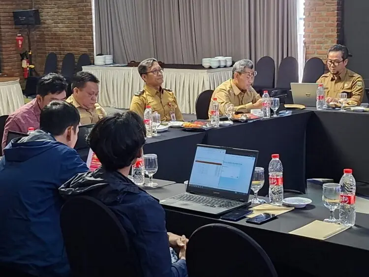 PEMBAHASAN PERUBAHAN RTRW -- Dinas Pekerjaan Umum dan Penataan Ruang (PUPR) Kabupaten Serang, melakukan kajian revisi Rencana Tata Ruang Wilayah (RTRW) Kabupaten Serang, bersama konsultan dan sejumlah Organisasi Perangkat Daerah (OPD) di lingkungan Pemkab Serang serta Pemerintah Provinsi (Pemprov) Banten. (ISTIMEWA)