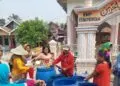DAMPAK KEKERINGAN -- Petugas BPBD Kabupaten Serang, tengah menyalurkan bantuan air bersih ke masyarakat. (ISTIMEWA)