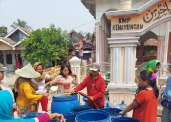 DAMPAK KEKERINGAN -- Petugas BPBD Kabupaten Serang, tengah menyalurkan bantuan air bersih ke masyarakat. (ISTIMEWA)