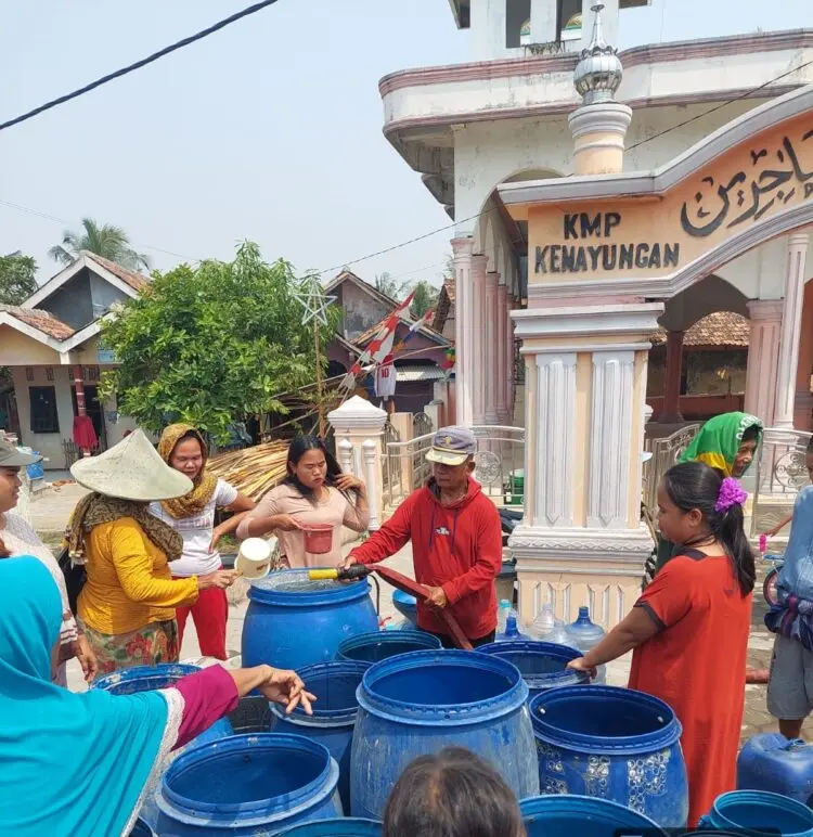 DAMPAK KEKERINGAN -- Petugas BPBD Kabupaten Serang, tengah menyalurkan bantuan air bersih ke masyarakat. (ISTIMEWA)