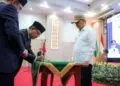 PENANDATANGANAN BERITA ACARA : Wagub Banten Achmad Dimyati Natakusumah (kanan), menyaksikan penandatanganan berita acara pergantian pimpinan Perwakilan BPKP Banten. (ISTIMEWA)