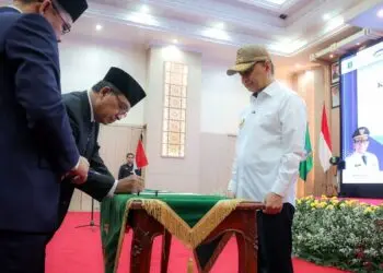 PENANDATANGANAN BERITA ACARA : Wagub Banten Achmad Dimyati Natakusumah (kanan), menyaksikan penandatanganan berita acara pergantian pimpinan Perwakilan BPKP Banten. (ISTIMEWA)