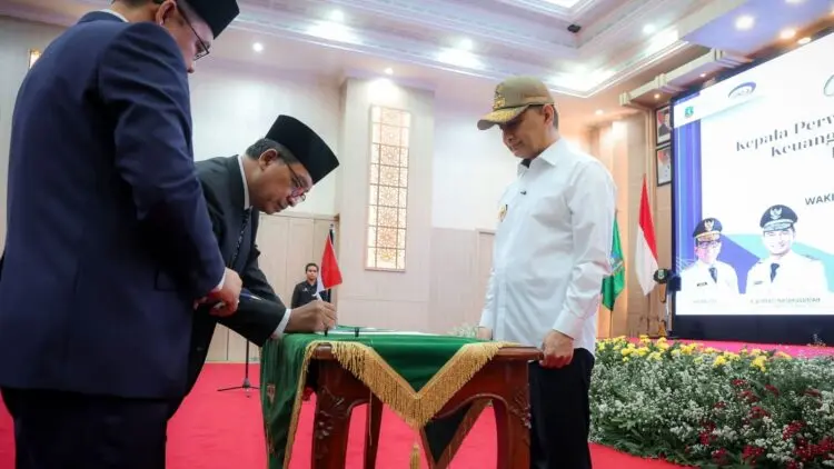 PENANDATANGANAN BERITA ACARA : Wagub Banten Achmad Dimyati Natakusumah (kanan), menyaksikan penandatanganan berita acara pergantian pimpinan Perwakilan BPKP Banten. (ISTIMEWA)