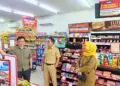 PANTAU HARGA -- Dinas Koperasi Perindustrian dan Perdagangan (Diskoumperindag) Kabupaten Serang, bersama Satuan Tugas (Satgas) Pangan dari Polda Banten, Polres, Badan Pangan Nasional (Bapanas) dan Dinas Ketahanan Pangan (DKP), melakukan pemantauan harga beras premium dan beras fortifikasi di wilayah Kecamatan Baros. (ISTIMEWA)