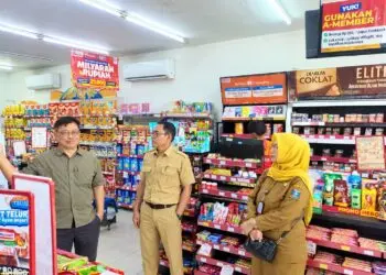 PANTAU HARGA -- Dinas Koperasi Perindustrian dan Perdagangan (Diskoumperindag) Kabupaten Serang, bersama Satuan Tugas (Satgas) Pangan dari Polda Banten, Polres, Badan Pangan Nasional (Bapanas) dan Dinas Ketahanan Pangan (DKP), melakukan pemantauan harga beras premium dan beras fortifikasi di wilayah Kecamatan Baros. (ISTIMEWA)