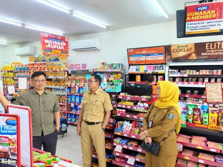 PANTAU HARGA -- Dinas Koperasi Perindustrian dan Perdagangan (Diskoumperindag) Kabupaten Serang, bersama Satuan Tugas (Satgas) Pangan dari Polda Banten, Polres, Badan Pangan Nasional (Bapanas) dan Dinas Ketahanan Pangan (DKP), melakukan pemantauan harga beras premium dan beras fortifikasi di wilayah Kecamatan Baros. (ISTIMEWA)