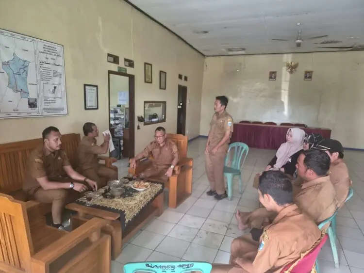 PEMBINAAN -- Tim Bidang Pemdes DPMPD Kabupaten Pandeglang, melakukan pembinaan ke salah satu desa di Kabupaten Pandeglang, belum lama ini. (ISTIMEWA)