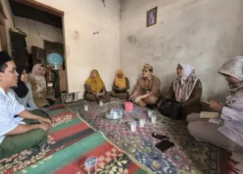 SAMBANGI KELUARGA -- 2 kasus dugaan TPPO Mencuat, Tim DKBPPPA Kabupaten Serang Sambangi Keluarga. (ISTIMEWA)