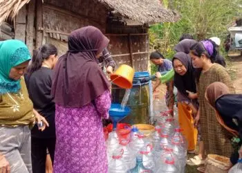 BANTUAN AIR BERSIH -- Ratusan KK di Desa Idaman, Kecamatan Patia, Kabupaten Pandeglang, menerima bantuan air bersih, untuk kebutuhan sehari-hari. (ISTIMEWA)