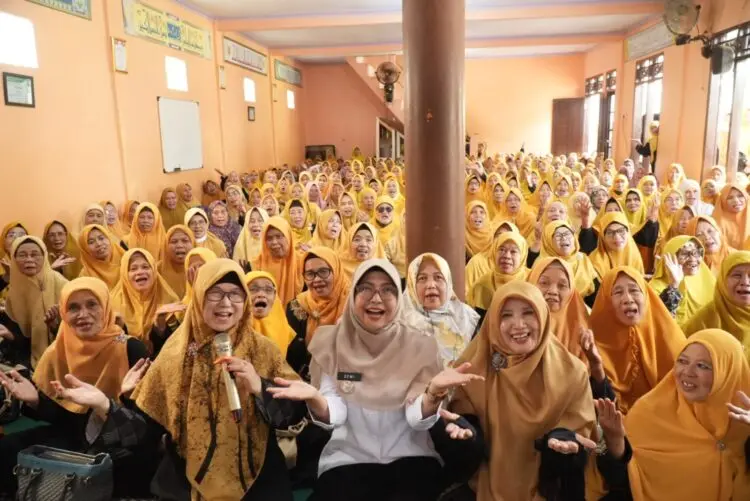 PENGAJIAN RUTIN -- Bupati Pandeglang Raden Dewi Setiani, menghadiri pengajian rutin yang digelar di Ponpes Salafy ATH-Thohariyyah, Desa Sindanghayu, Kecamatan Saketi, Kabupaten Pandeglang. (ISTIMEWA)