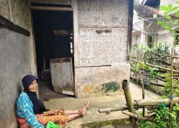 JANDA MISKIN : Seorang janda miskin asal Kecamatan Labuan butuh perhatian. Ditengah banyaknya warga miskin di Banten, Pemprov Banten berencana mengurangi dana Bansos bagi masyarakat. (ISTIMEWA)