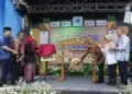PEMBUKAAN -- Bupati Pandeglang Raden Dewi Setiani, membuka acara Festival Bubur Terasi. (ISTIMEWA)