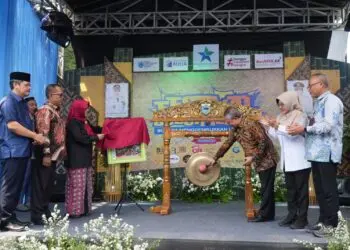 PEMBUKAAN -- Bupati Pandeglang Raden Dewi Setiani, membuka acara Festival Bubur Terasi. (ISTIMEWA)