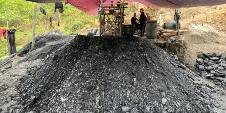 BATU BARA ILEGAL : Aktivitas penambangan batu bara diduga ilegal, di wilayah Kecamatan Cihara, Kabupaten Lebak. (ISTIMEWA)