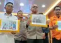 MENYAMPAIKAN KETERANGAN : Kapolda Banten Irjenpol Hengki (tengah), Gubernur Banten Andra Soni (kiri), Kepala Basarnas Banten Al Amrad (kanan) menyampaikan keterangan kepada wartawan terkait hasil tes DNA jenazah di perairan Enggano, Provinsi Maluku. (ISTIMEWA)