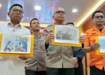 MENYAMPAIKAN KETERANGAN : Kapolda Banten Irjenpol Hengki (tengah), Gubernur Banten Andra Soni (kiri), Kepala Basarnas Banten Al Amrad (kanan) menyampaikan keterangan kepada wartawan terkait hasil tes DNA jenazah di perairan Enggano, Provinsi Maluku. (ISTIMEWA)