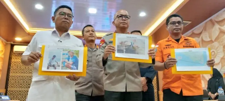 MENYAMPAIKAN KETERANGAN : Kapolda Banten Irjenpol Hengki (tengah), Gubernur Banten Andra Soni (kiri), Kepala Basarnas Banten Al Amrad (kanan) menyampaikan keterangan kepada wartawan terkait hasil tes DNA jenazah di perairan Enggano, Provinsi Maluku. (ISTIMEWA)