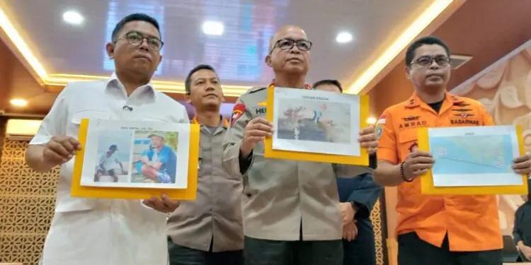MENYAMPAIKAN KETERANGAN : Kapolda Banten Irjenpol Hengki (tengah), Gubernur Banten Andra Soni (kiri), Kepala Basarnas Banten Al Amrad (kanan) menyampaikan keterangan kepada wartawan terkait hasil tes DNA jenazah di perairan Enggano, Provinsi Maluku. (ISTIMEWA)