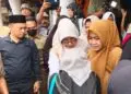 TAKZIAH -- Bupati Pandeglang Raden Dewi Setiani, menyampaikan rasa duka mendalam bagi keluarga Surakman, ABK KM Arupadatu 1 yang hilang bersama rombongan jurnalis, saat meliput aktivitas erupsi Gunung Anak Krakatau, beberapa waktu lalu. (ISTIMEWA)