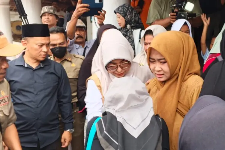 TAKZIAH -- Bupati Pandeglang Raden Dewi Setiani, menyampaikan rasa duka mendalam bagi keluarga Surakman, ABK KM Arupadatu 1 yang hilang bersama rombongan jurnalis, saat meliput aktivitas erupsi Gunung Anak Krakatau, beberapa waktu lalu. (ISTIMEWA)
