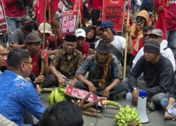 BERDIALOG : Ratusan petani dan mahasiswa, berdialog dengan perwakilan Pemprov Banten, di depan gerbang KP3B. (ISTIMEWA)