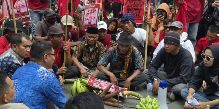 BERDIALOG : Ratusan petani dan mahasiswa, berdialog dengan perwakilan Pemprov Banten, di depan gerbang KP3B. (ISTIMEWA)