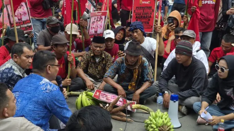 BERDIALOG : Ratusan petani dan mahasiswa, berdialog dengan perwakilan Pemprov Banten, di depan gerbang KP3B. (ISTIMEWA)