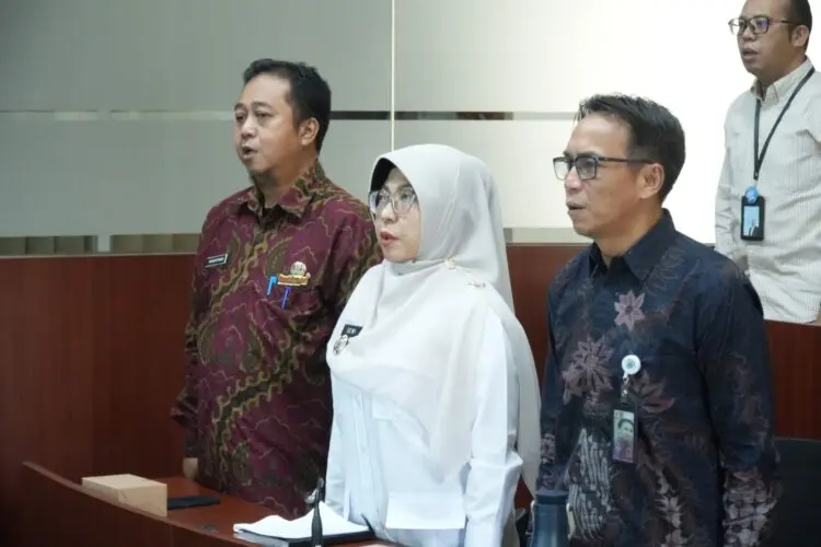 PELUNCURAN APLIKASI -- Bupati Pandeglang Raden Dewi Setiani, menghadiri sekaligus menandai peluncuran dua aplikasi inovatif yaitu PANDI CEKAT dan DOA ADIK, di Ruang Pintar Setda Pandeglang. (ISTIMEWA)