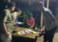 MELAKUKAN PEMERIKSAAN : Penyidik Polda Banten melakukan pemeriksaan kelengkapan berkas pertambangan. (ISTIMEWA)