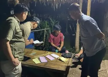 MELAKUKAN PEMERIKSAAN : Penyidik Polda Banten melakukan pemeriksaan kelengkapan berkas pertambangan. (ISTIMEWA)